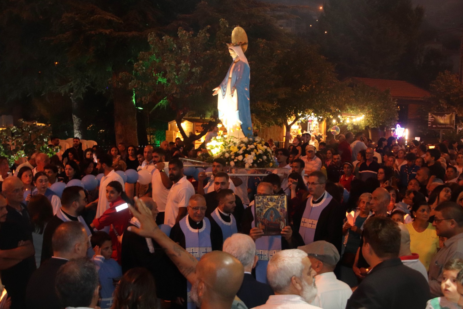 زياح شعبي حاشد في جزين وصلاة على نية السلام في لبنان