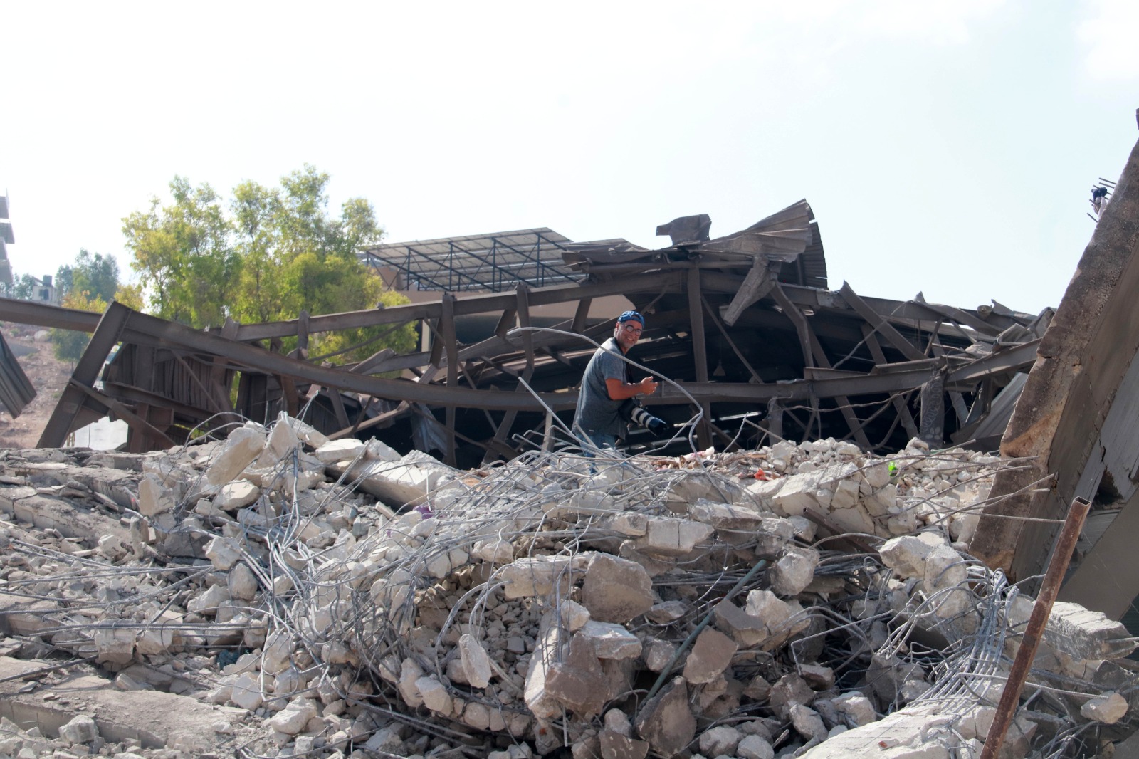 المرصد: نحو 30 قتيلا سوريا في لبنان بقصف إسرائيلي منذ السابع من تشرين