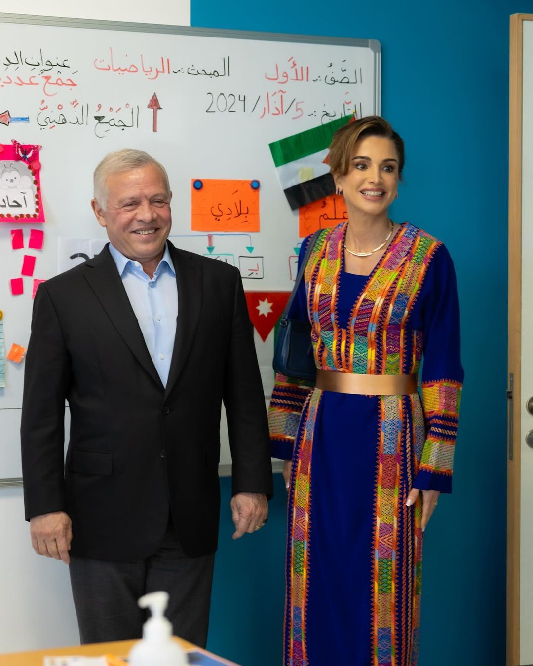 الملكة والحفيدة الأمير الحسين لوالدته: نوارة البيت