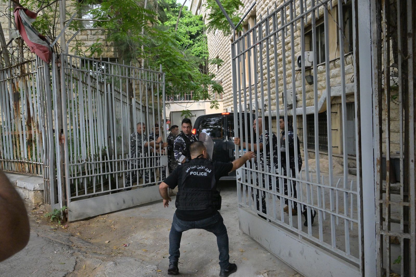 مواكبة للتحقيقات مع رياض سلامة... وقفة للمودعين أمام قصر العدل