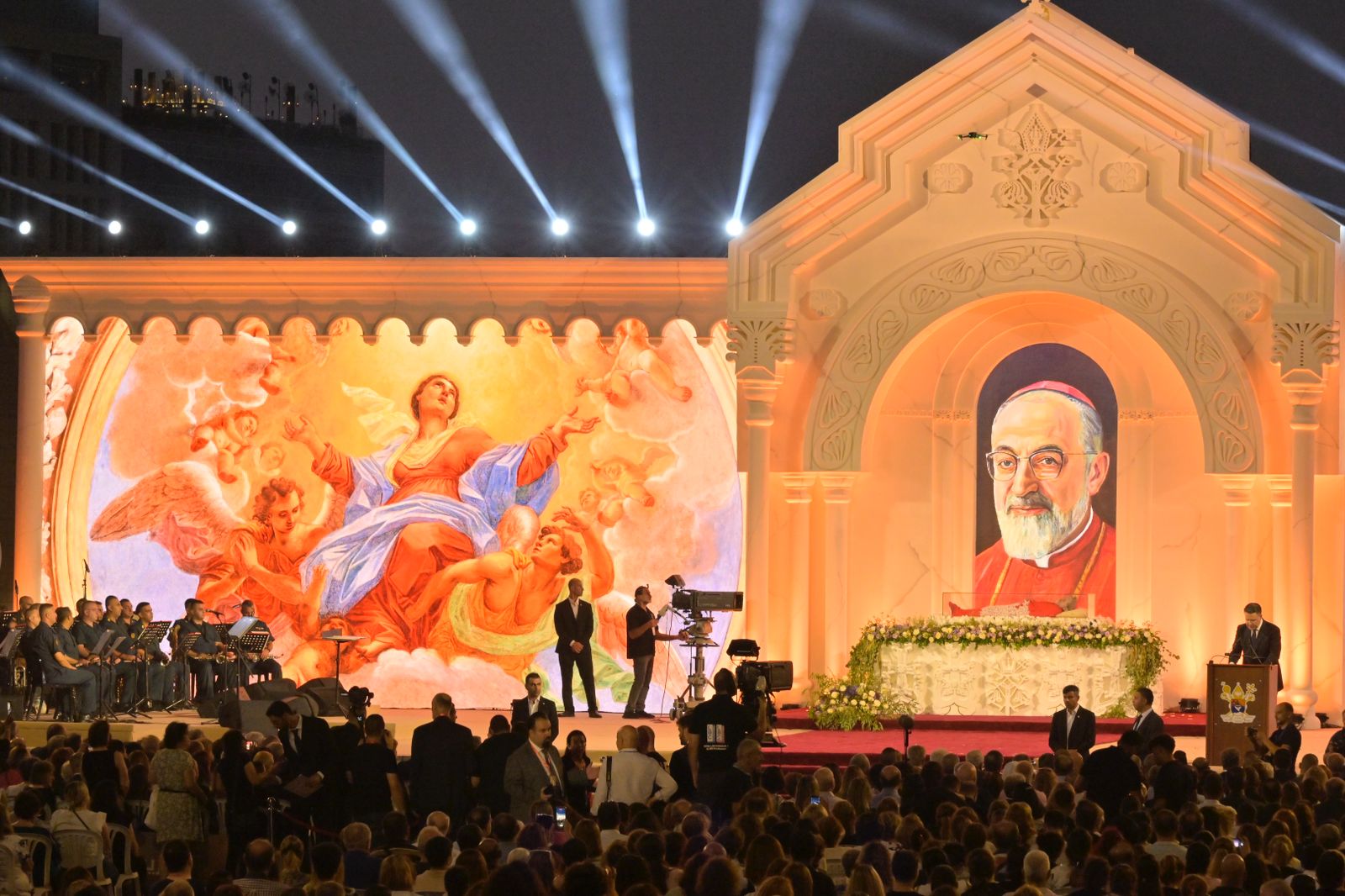 ميقاتي خلال استقبال جثمان البطريرك أغاجانيان: نأمل أن نبني يدا بيد هذا البلد