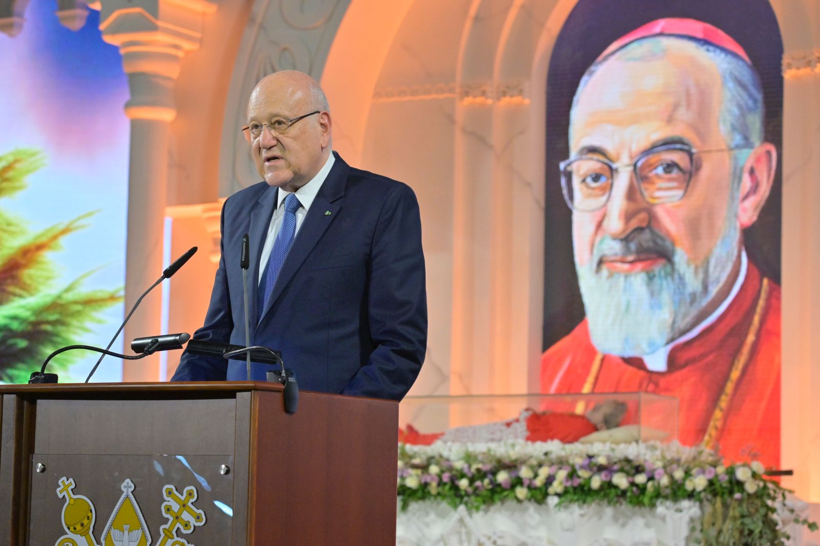 ميقاتي خلال استقبال جثمان البطريرك أغاجانيان: نأمل أن نبني يدا بيد هذا البلد