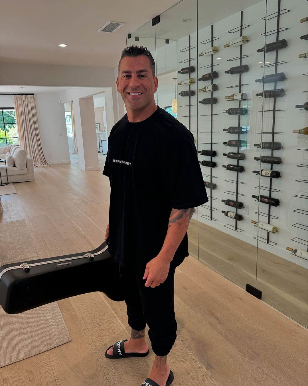 إصابة مؤثر بطلق ناري في وجهه أثناء محاولة سرقته (صور)