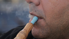 "الأرغيلة" والسجائر... وسيلة لمواجهة التوتر عند اللبناني